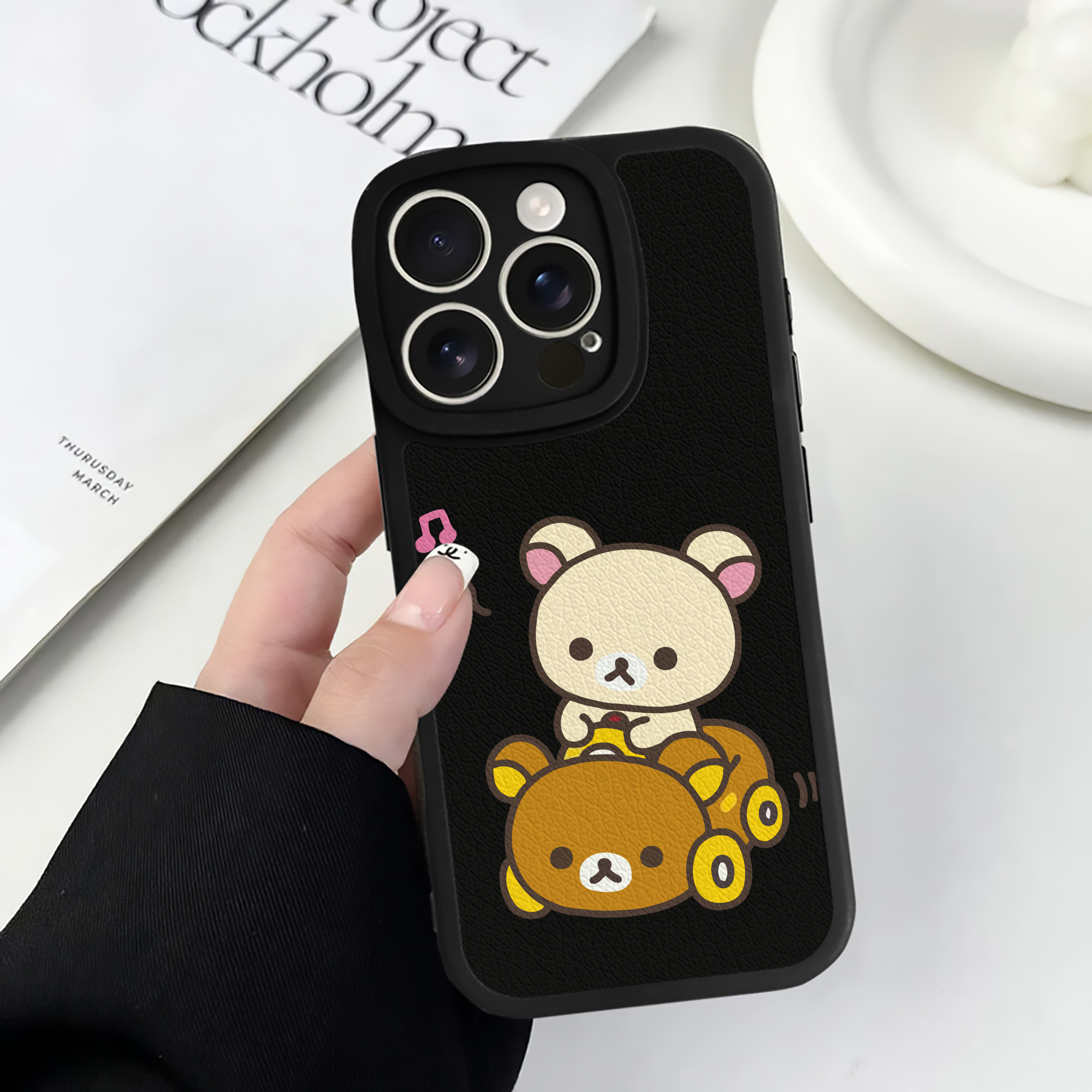 （画像用） リラックマ リラックマ キイロイトリ Rilakkuma Korilakkuma Kiiroitori 【iPhone 16シリーズ対応】シリコンスマホケース（レザー調） 材質：シリコン